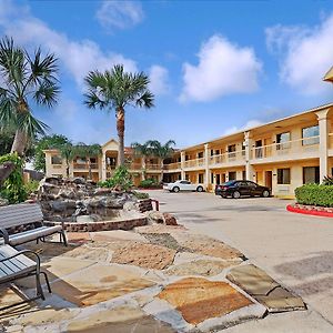 Super 8 By Wyndham Houston Hobby Airport South